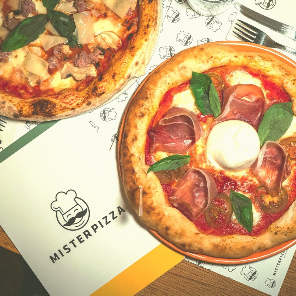 Il team di Mister Pizza al lavoro in pizzeria